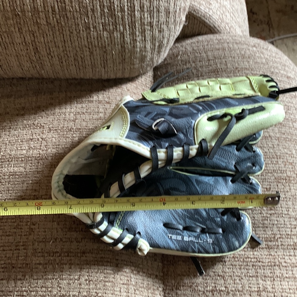 Free w purchase: Ortiz 34 vinyl Childs baseball glove for left hand in used cond - Picture 5 of 7